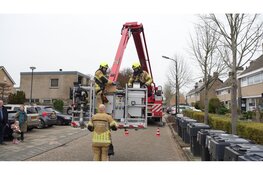 Kraai komt vast te zitten bij dakkapel in Heerhugowaard