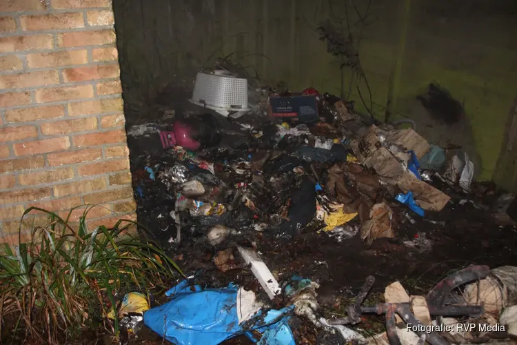 Afval vat vlam in tuin van woning in Heerhugowaard