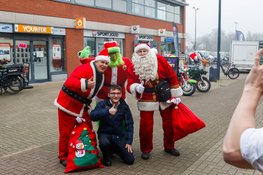 Kerstmannen op motoren bezorgen warme glimlach in winkelcentrum Middenwaard