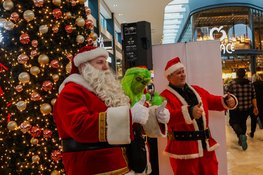 Kerstmannen op motoren bezorgen warme glimlach in winkelcentrum Middenwaard