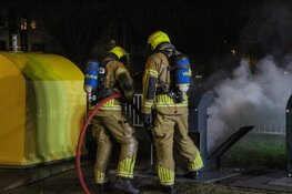 Brand in ondergrondse afvalcontainer zorgt voor forse rookontwikkeling