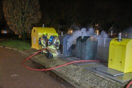 Brand in ondergrondse afvalcontainer zorgt voor forse rookontwikkeling