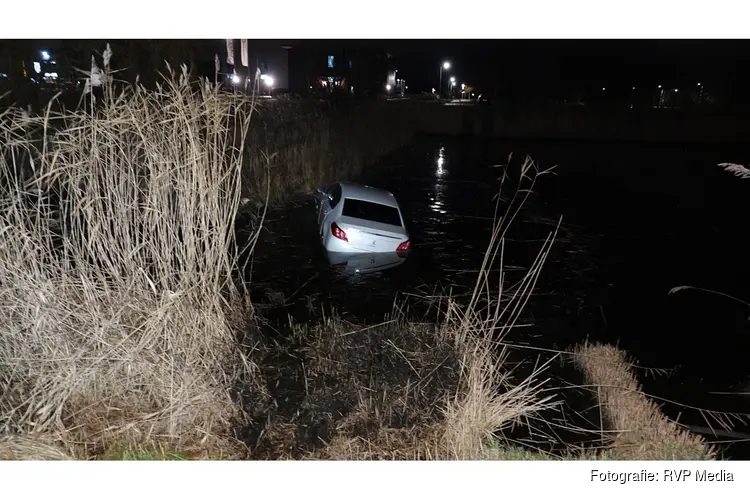Automobilist belandt in sloot na missen van bocht
