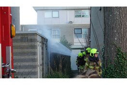 Matras vliegt in brand tegen deur van berging in Heerhugowaard