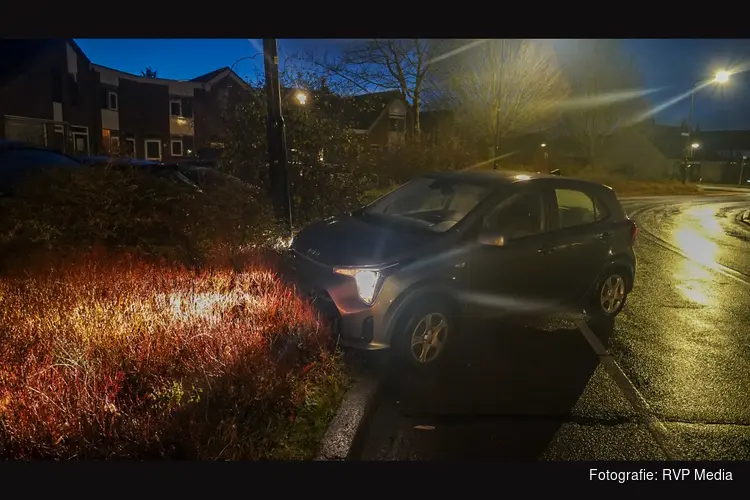 Auto crasht tegen lantaarnpaal op Amstel in Heerhugowaard