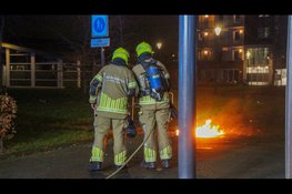Brandend teunmeubilair van balkon naar beneden gegooid