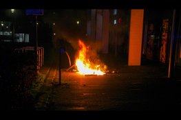 Brandend teunmeubilair van balkon naar beneden gegooid
