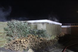 Veel schade na flinke brand in schuren aan de Elzenlaan