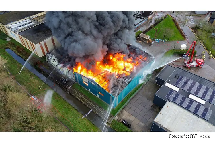 Grote rookwolken bij industriebrand in Noord-Scharwoude