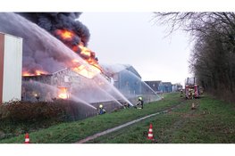 Grote rookwolken bij industriebrand in Noord-Scharwoude