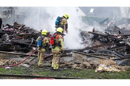 Ravage van verwoestende brand in Noord-Scharwoude bij daglicht goed zichtbaar