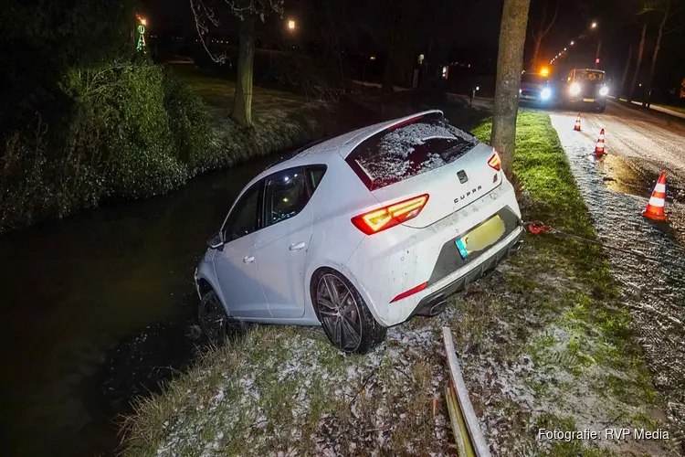 Auto eindigt in sloot langs Rustenburgerweg na winterse bui