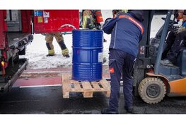 Vat met chemicaliën raakt lek op pallet in vrachtwagen in Heerhugowaard