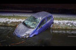 Brandweer redt bestuurster uit te water geraakte auto op spekgladde N194
