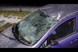 Brandweer redt bestuurster uit te water geraakte auto op spekgladde N194