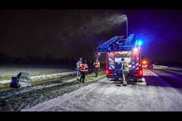 Brandweer redt bestuurster uit te water geraakte auto op spekgladde N194