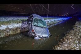 Brandweer redt bestuurster uit te water geraakte auto op spekgladde N194