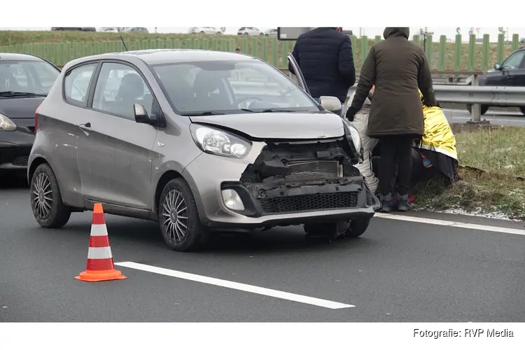 Schade na botsing tussen bestelbus en personenauto N242 bij Alkmaar