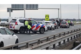 Schade na botsing tussen bestelbus en personenauto N242 bij Alkmaar
