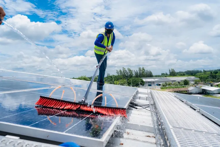 Zonnepanelen schoonmaken voor meer rendement