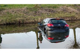 Auto belandt in de sloot in Heerhugowaard