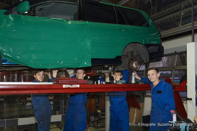 Studenten met de auto naar Afrika voor het goede doel