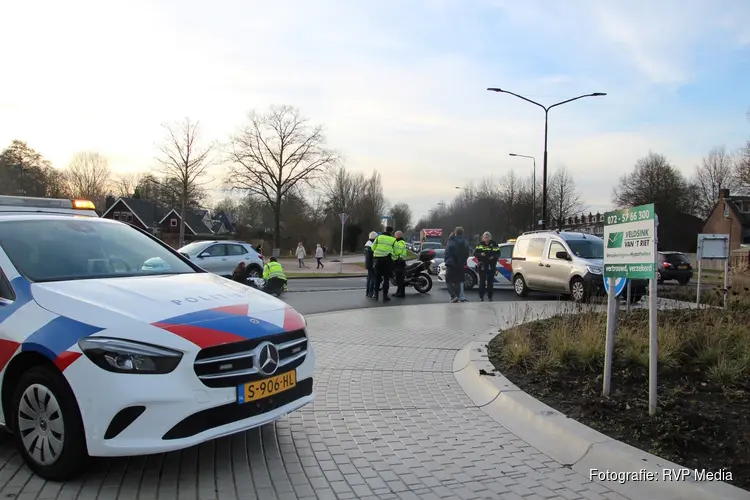 Motorrijder onderuit na aanrijding met bestelbus op rotonde in Heerhugowaard