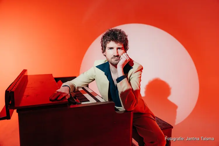 Thijs Boontjes brengt activistische Nederpop vol charme, zelfspot en muzikale overdaad naar Victorie