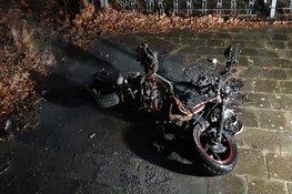 Scooter volledig verwoest door brand in Heerhugowaard
