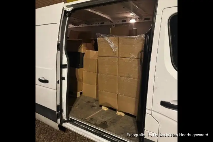 Ruim 900 lachgasflessen in beslag genomen in Heerhugowaard, 21-jarige man aangehouden