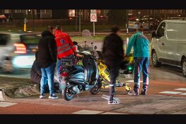 Scooterrijdster onderuit op rotonde Oosttangent