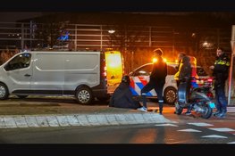 Scooterrijdster onderuit op rotonde Oosttangent