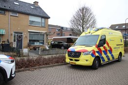 Tesla rijdt door muur van garagebox in Heerhugowaard