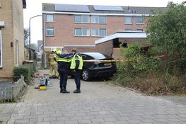 Tesla rijdt door muur van garagebox in Heerhugowaard