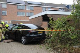Tesla rijdt door muur van garagebox in Heerhugowaard