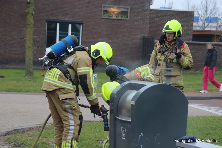 Brandweer blust brandje in ondergrondse afvalcontainer