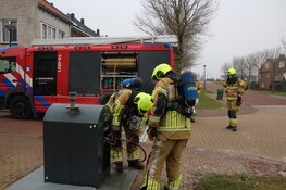 Brandweer blust brandje in ondergrondse afvalcontainer