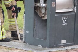 Brandweer blust brandje in ondergrondse afvalcontainer