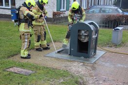 Brandweer blust brandje in ondergrondse afvalcontainer