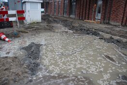 Graafmachine trekt waterleiding stuk bij nieuwe flat