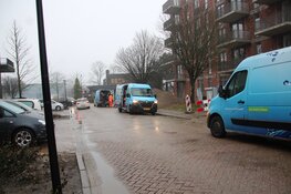 Graafmachine trekt waterleiding stuk bij nieuwe flat