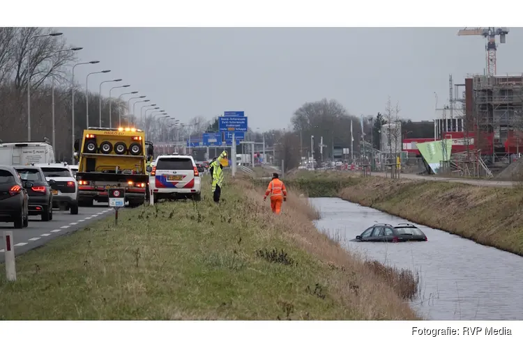 Auto belandt in sloot langs N242