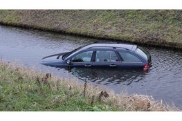 Auto belandt in sloot langs N242