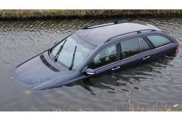 Auto belandt in sloot langs N242