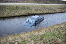 Auto belandt in sloot langs N242