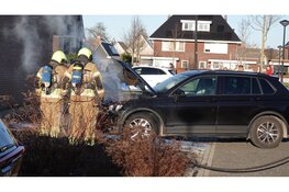 Auto vat vlam tijdens het rijden