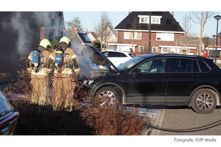 Auto vat vlam tijdens het rijden