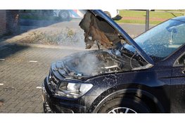 Auto vat vlam tijdens het rijden