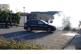 Auto vat vlam tijdens het rijden