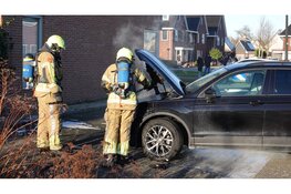 Auto vat vlam tijdens het rijden